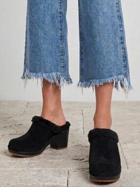 Crocs Black Suede Cobbler Clogs - Faux Fur Lined Heel, Sz 8